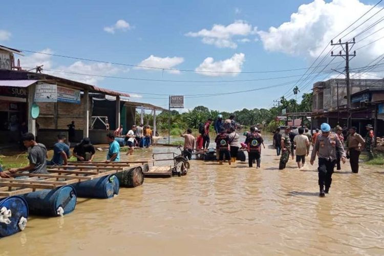 Banjir menggenangi badan jalan nasional Aceh-Sumut di Desa Ladang Rimba, Kecamatan Trumon Tengah, Kabupaten Aceh Selatan, Sabtu (29/11/2025). 