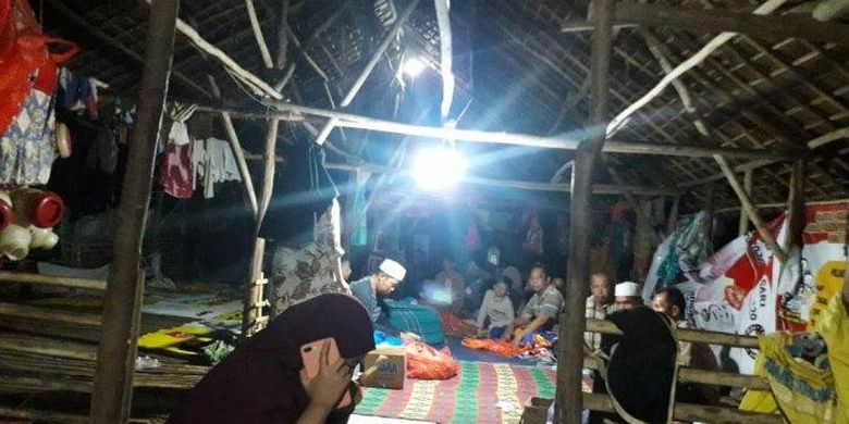 Sedikitnya puluhan warga dari Kecamatan Kurau mengungsi di kandang ayam kosong di Desa Pulausari sejak Jumat petang kemarin. 