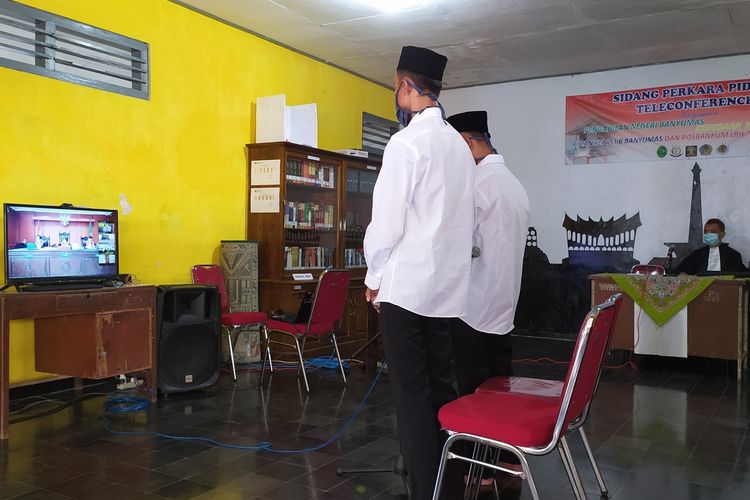 Terdakwa Irvan Firmansyah alias Irvan (32) dan Achmad Saputra alias Putra (27) mengikiti sidang melalui video conferemce di Rutan Kelas IIB Banyumas, Jawa Tengah,  Rabu (6/5/2020).