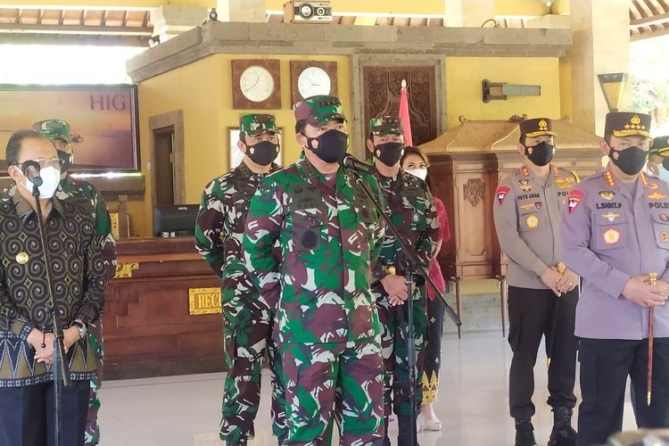 Panglima TNI Marsekal Hadi Tjahjanto saat berkunjung ke Bali didampingi Kapolri Jenderal Listyo Sigit Prabowo dan Gubernur Bali Wayan Koster 