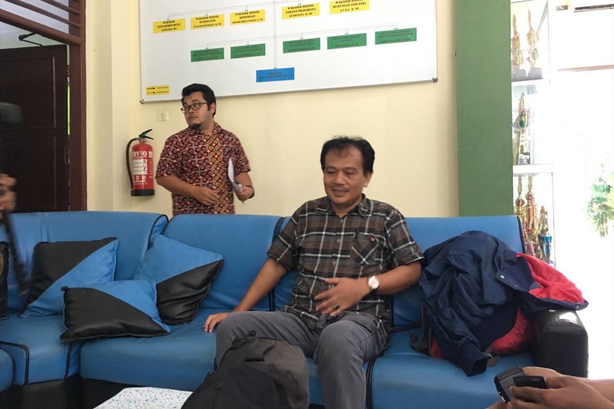 Kepala Sekolah SMKN 2 Kota Bekasi, Agus Setiawan, saat ditemui di SMKN 2 Kota Bekasi, Selasa (11/7/2017). 