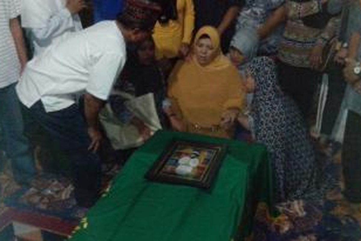 Jenazah Desi Sukiman (20) korban pembunuhan di Jakarta tiba di rumah duka di Jaan Gunung Bawang, Singkawang, Kalimantan Barat (4/6/2014)