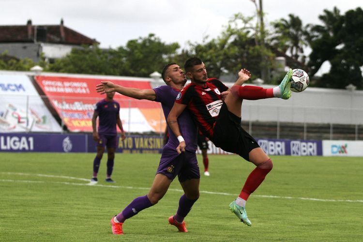 Penyerang Persipura, Yevhen Bokhasvili, terlibat duel perebutan bola dengan pemain Persik Kediri dalam laga Liga 1 2021-2022 di Stadion Kompyang Sujana, Bali, Kamis 10 Februari 2022.