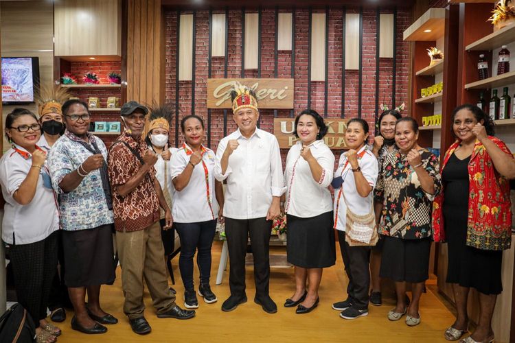 MenKopUKM Teten Masduki dalam acara peresmian Galeri UMKM Papua, di Jayapura, Papua, Rabu (31/8).