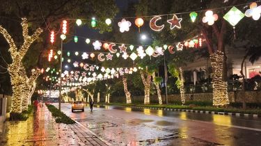 Lapangan Banteng Jadi Lautan Cahaya, Hiasan Ketupat dan Bintang Bersinar di Tiap Sudut