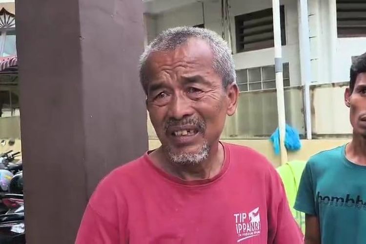 Safaruddin, pria berusia 62 tahun asal Deli Serdang, ini telah melihat jenazah anaknya di Rumah Sakit Bhayangkara Medan pada Rabu (3/12/2025) karena bencana banjir.
