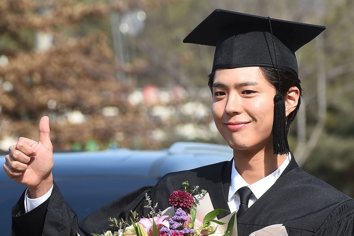 Aktor Park Bo Gum diwisuda dari Universitas Myongji di Yongin, Rabu (21/2/2018).