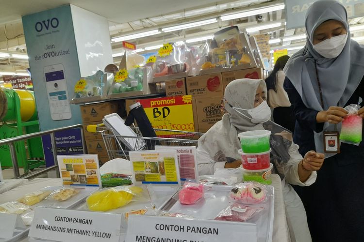 BPOM Jakarta temukan makanan yang mengandung bahan berbahaya setelah dilakukan pengecekan terhadap beberapa sampel makanan yang berada di Pasar Senen Blok 3, Jakarta Pusat, Senin (18/4/2022).