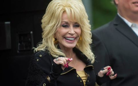 Dolly Parton Sings Vaccine Version of Jolene before Getting Her Covid-19 Shot