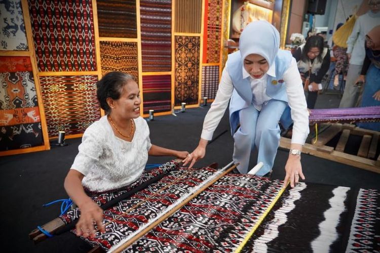 Perwakilan Bidang VI Solidaritas Perempuan Untuk Indonesia (Seruni) Kabinet Merah Putih, Sita Ferry Juliantono, menuturkan bahwa kegiatan tersebut menjadi pintu masuk bagi para perajin untuk bergabung dengan koperasi yang sudah berjalan, termasuk KSP Tanaoba Lais Manekat (TLM). 
