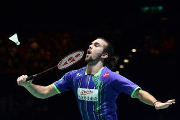 Pebulu tangkis Denmark, Jan O Jorgensen, mengembalikan kok ke arah pemain Tiongkok, Chen Long, pada laga final All England di Barclaycard Arena, Birmingham, Minggu (8/3/2015). Jorgensen kalah 21-15, 17-21, 15-21.