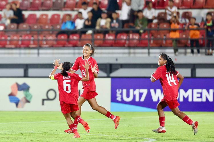 Momen perayaan gol Claudia Scheunemann dalam laga Grup Piala Asia U17 Putri 2024 antara timnas U17 Putri Indonesia vs FIlipina di Stadion Kapten I Wayan Dipta, Gianyar, Bali, Senin (6/5/2024).