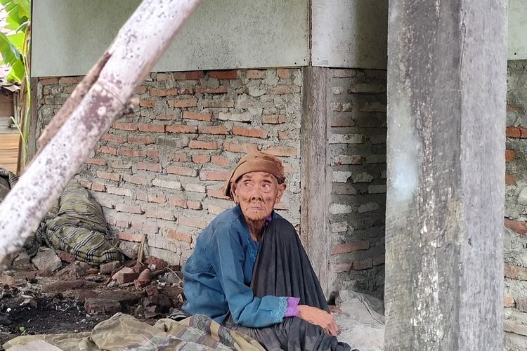 Kaswiyah (79) lansia sebatang kara yang tinggal di gubuk di RT 05, RW 04, Desa Karangmalang, Kecamatan Ketanggungan, Kabupaten Brebes, Jawa Tengah, Senin (8/1/2024). 