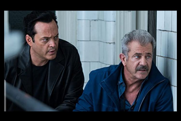 Vince Vaughn dan Mel Gibson dalam film Dragged Across Concrete (2018).