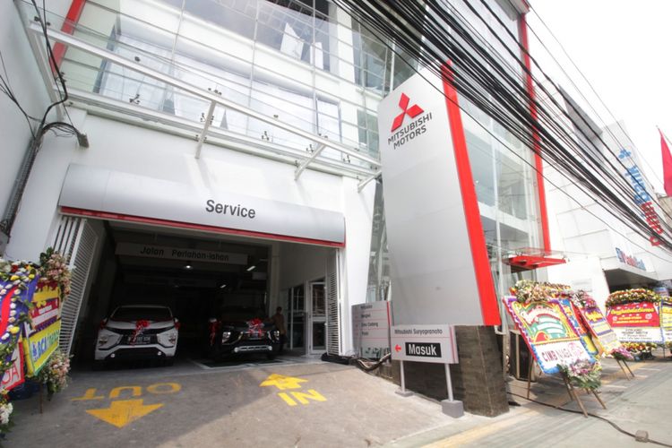 Mitsubishi Motors Krama Yudha Sales Indonesia (MMKSI) meresmikan diler baru, Nusantara Berlian Motors ? Suryopranoto, di Jakarta Pusat, Senin (16/4/2018). 