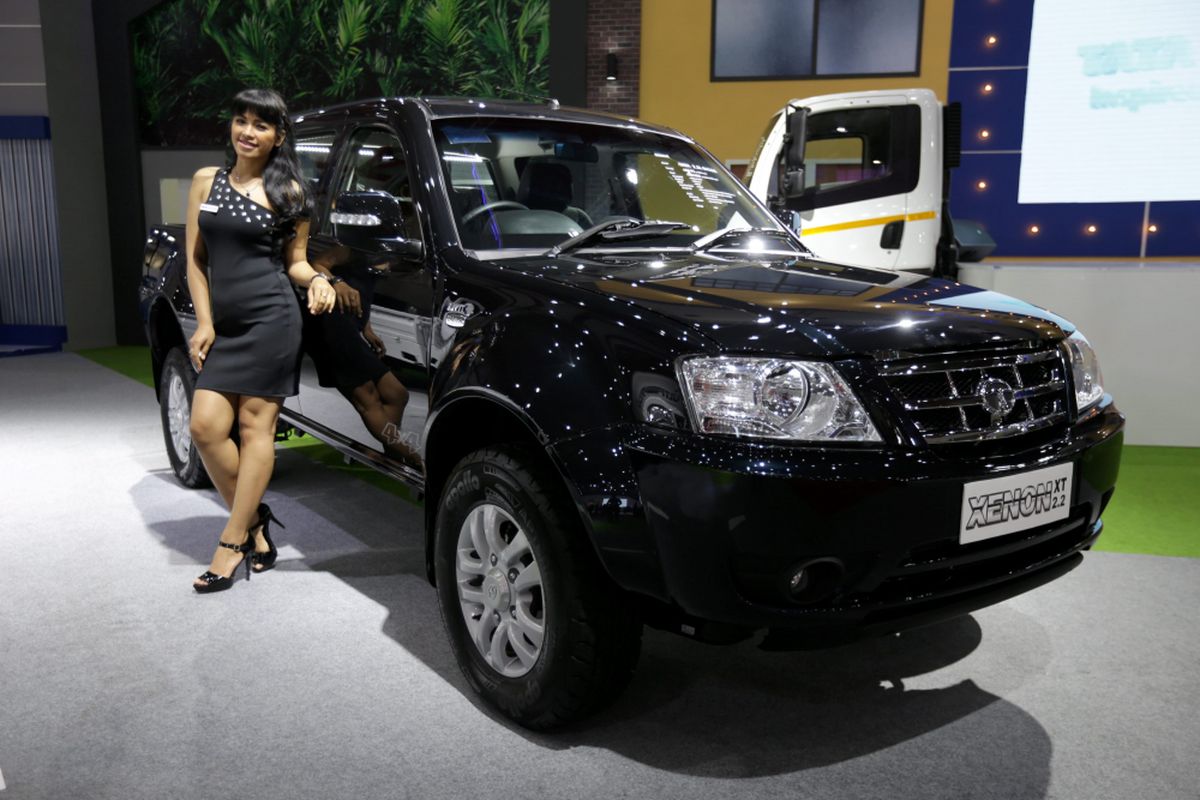 Sales promotion girl berpose di samping Tata Xenon XT saat ajang Indonesia International Motor Show (IIMS) 2017 di JI Expo, Kemayoran, Jakarta, Jumat (28/4/2017). Ajang pameran otomotif terbesar di Indonesia ini akan berlangsung hingga 7 Mei mendatang.