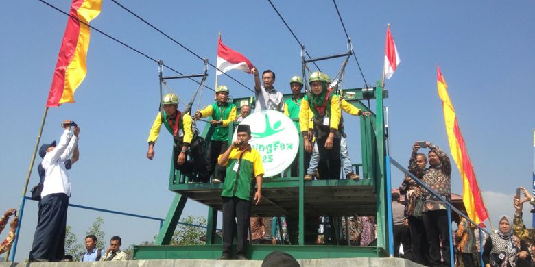 Sultan Hamengku Buwono X saat mengunjungi flying fox terpanjang di Asia Tenggara di Gedangsari, Gunungkidul, Yogyakarta, Rabu (30/8/2017).