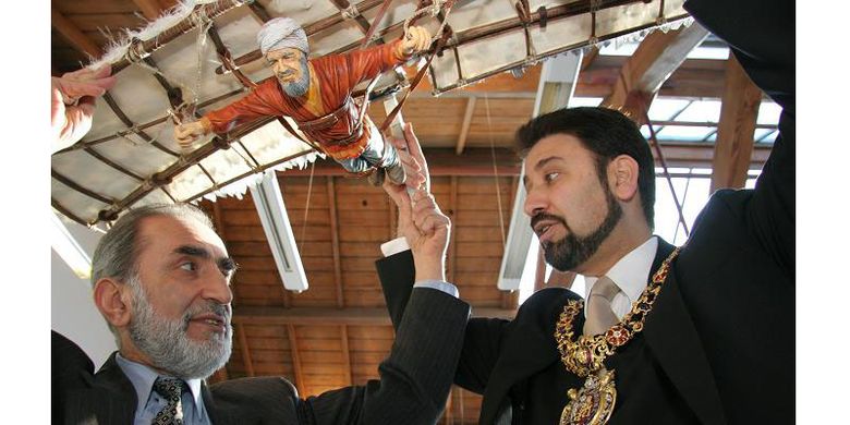 Professor Salim Al-Hassani, Ketua FSTC, dan Afzal Khan, Lord Mayor of Manchester, mengangkat replika mesin terbang karya Abbas Ibn Firnas.