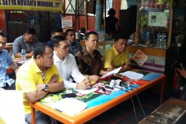 Tokoh muda Partai Golkar menggelar konferensi pers di Kebayoran Baru, Jakarta Selatan, Rabu (9/12/2015).  Para tokoh muda Golkar meminta Setya Novanto mundur dari jabatan sebagai Ketua DPR.