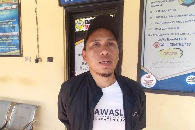 Anjas Asmara Ketua Panwascam Kecamatan Bua Ponrang, Kabupaten Luwu, Sulawesi Selatan motornya dirusak massa pada Sabtu (24/2/2024) dini hari lalu, kini melapor di SPKT Polres Luwu, Sulawesi Selatan.