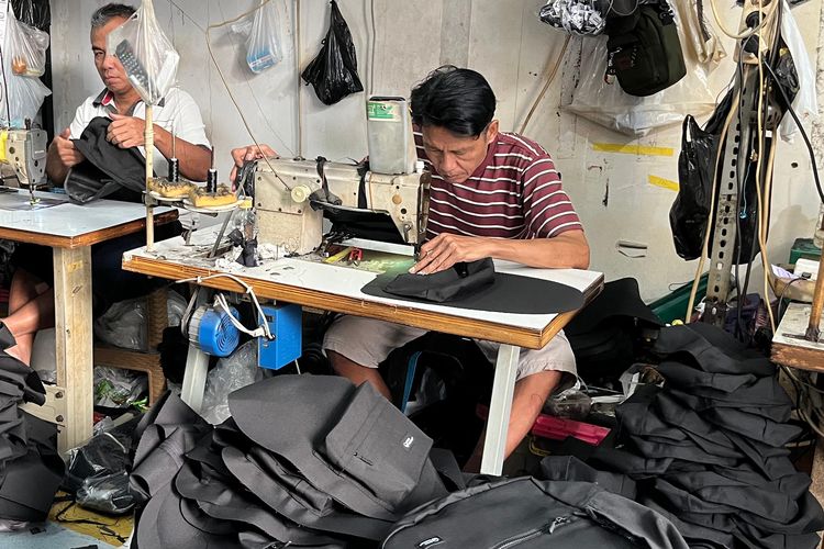 Pekerja memproduksi tas dengan jenama Open Ending di lokasi produksinya di Bandung, Jawa Barat. 