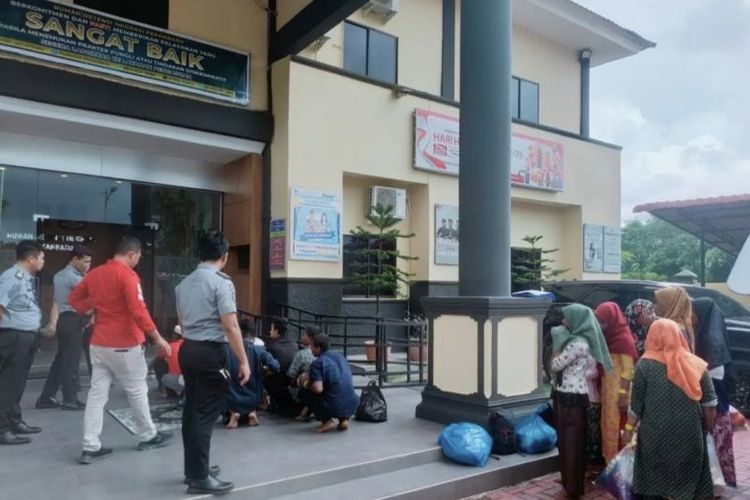 Belasan warga Rohingya dikirim ke Rudenim Pekanbaru oleh Imigrasi Dumai usai diamankan aparat kepolisian beberapa waktu lalu. 