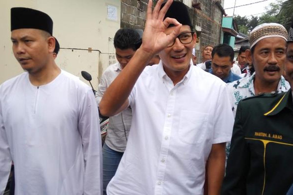 Calon wakil gubernur DKI Jakarta, Sandiaga Uno saat berkunjung ke kawasan Sunter Jaya, Jakarta Utara pada Sabtu (25/2/2017).