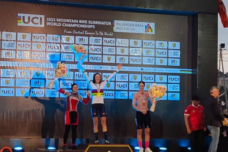 Dara Latifah naik podium kedua dalam UCI MTB World Championship 2023 yang berlansung di Palangka Raya, Minggu (12/11/2023).