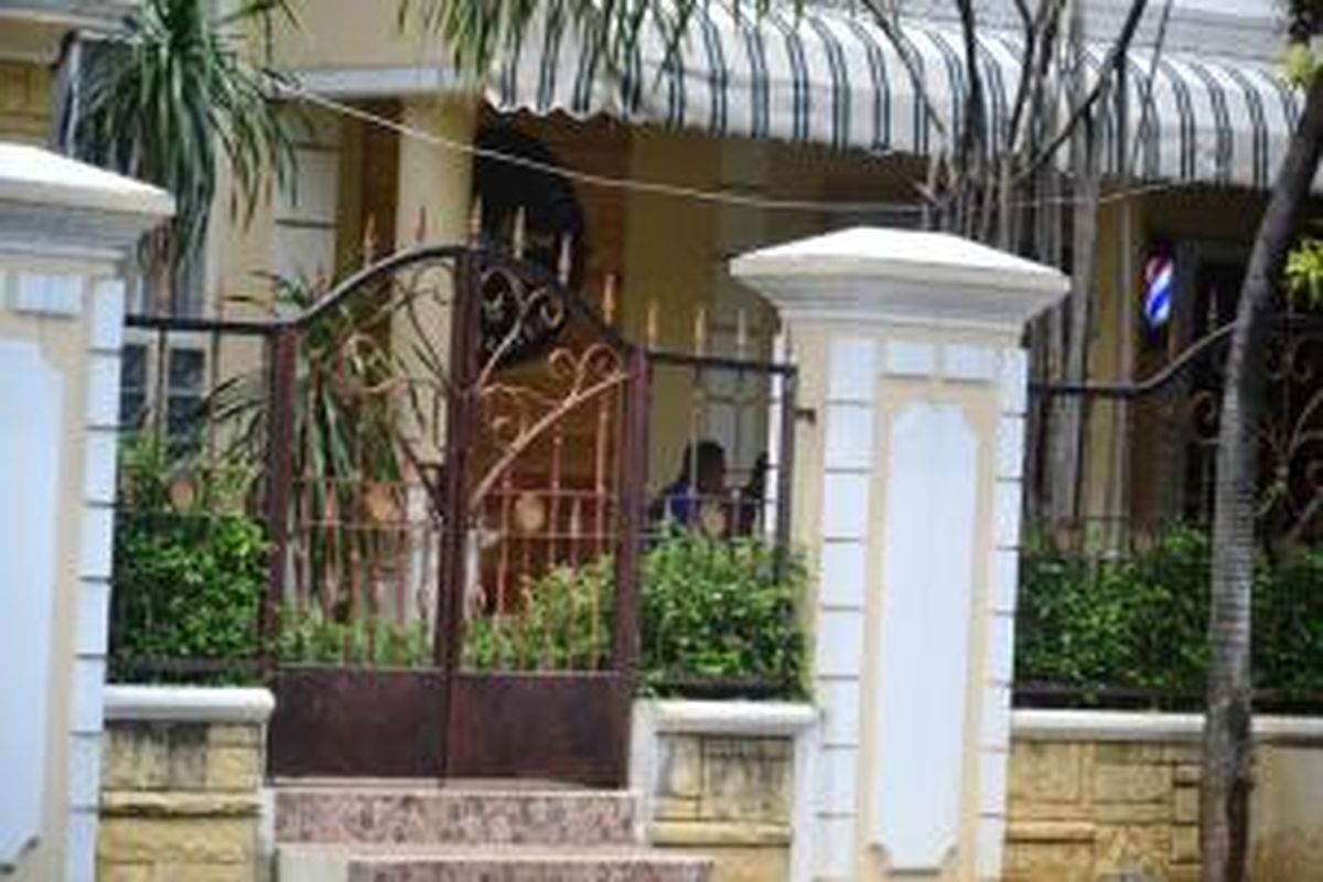Rumah dinas Wakil Wali Kota Bogor, Usmar Hariman, yang terletak di Perumahan Villa Indah Pajajaran, Kota Bogor, diduga beralih fungsi menjadi tempat usaha. K97-14