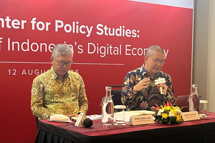 Policy and Program Director Prasasti Center for Policy Studies Piter Abdullah Redjalam (kiri) dan Research Director Prasasti Gundy Cahyadi (kanan) dalam  acara 'Peluncuran Laporan Riset Ekonomi Digital Indonesia oleh Prasasti' di Artotel Gelora Senayan Jakarta, Selasa (12/8/2025).