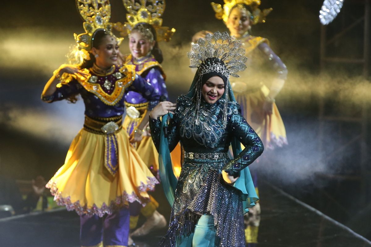 Penyanyi Malaysia Siti Nurhaliza tampil dalam konser Dato Sri Siti Nurhaliza On Tour di Istora Senayan, Jakarta Pusat, Kamis (21/2/2019) malam. Siti Nurhaliza akan menyanyikan 14 lagunya. Konsernya akan terdiri dari empat segmen, yaitu Tradisional, Ballad, Unplugged, dan Modern.