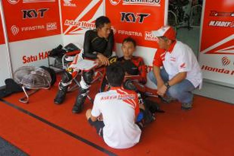 Direktur Marketing AHM Koichi Mizuno (memakai topi) saat bertemu dua pebalap Indonesia kelas Supersport 600cc M Fadli dan Dimas Ekky di sirkuit Sepang Malaysia