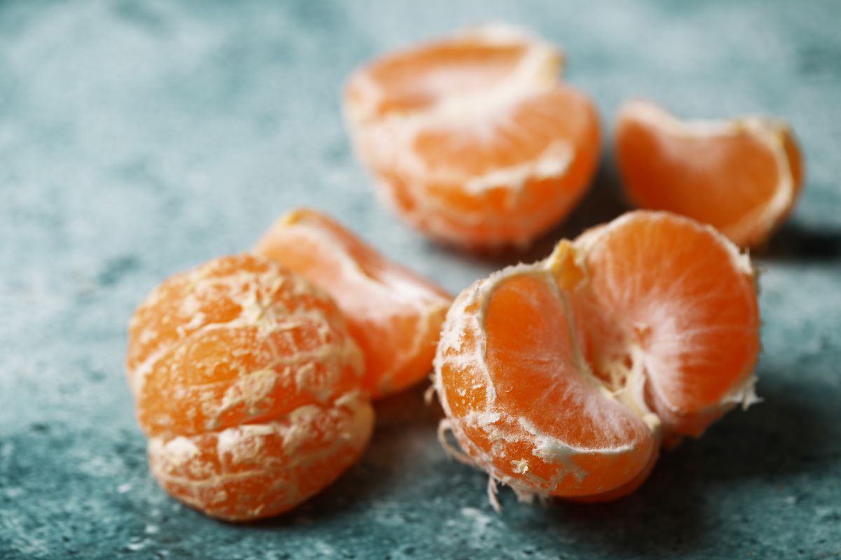 Serabut putih pada jeruk boleh dimakan, bahkan bermanfaat bagi tubuh karena mengandung vitamin C. 