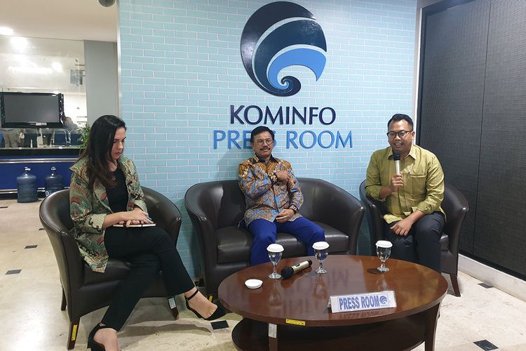 Dari kiri ke kanan:  Direktur Kebijakan APAC WhatsApp Claire Deevy, Menteri Komunikasi dan Informatika Johnny G Plate, dan Kepala Kebijakan Facebook Indonesia Ruben Hattari.
