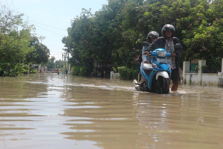 Kondisi Dusun Beluk, Desa Jombok, Kecamatan Kesamben, Kabupaten Jombang, Jawa Timur, Jumat (7/2/2020). Sejak Minggu (2/2/2020), banjir akibat luapan sungai menggenangi wilayah permukiman penduduk.