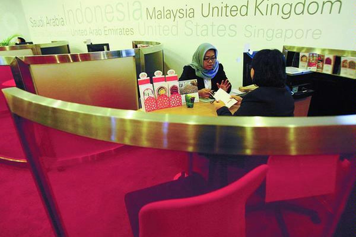 Calon nasabah berkonsultasi mengenai produk reksa dana syariah di Kantor HSBC Amanah, Jakarta, Rabu (16/4). Meski relatif baru, produk reksa dana syariah mulai banyak dilirik nasabah sebagai alternatif untuk berinvestasi.  