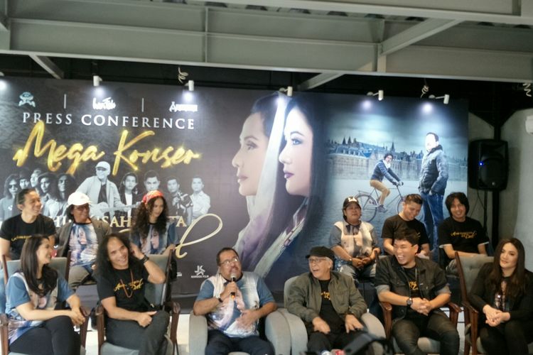 Para pemain film Akhir Kisah Cinta Si Doel saat konferensi pers konsernya di kantor Falcon Pictures, Mampang, Jakarta Selatan, Senin (13/1/2020)