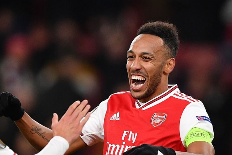 Striker Arsenal Pierre-Emerick Aubameyang (kanan) mencetak gol pertama timnya dalam pertandingan Grup F Liga Europa antara Arsenal vs Eintracht Frankfurt di Stadion Emirates di London pada 28 November 2019.