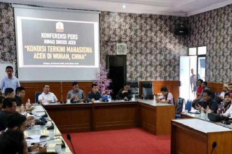 Pemerintah Aceh melakukan jumpa pers menggambarkan situasi terkini mahasiswa asal aceh di Wuhan, China dan sikap pemerintah Aceh menyikapi situasi para mahasiswa, Minggu (26/1/2020). 