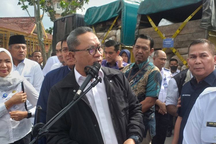 Mendag Zulkifli Hasan saat menghadiri pemusnahan barang bekas impor yang disita di Kota Pekanbaru, Riau, Jumat (17/3/2023).