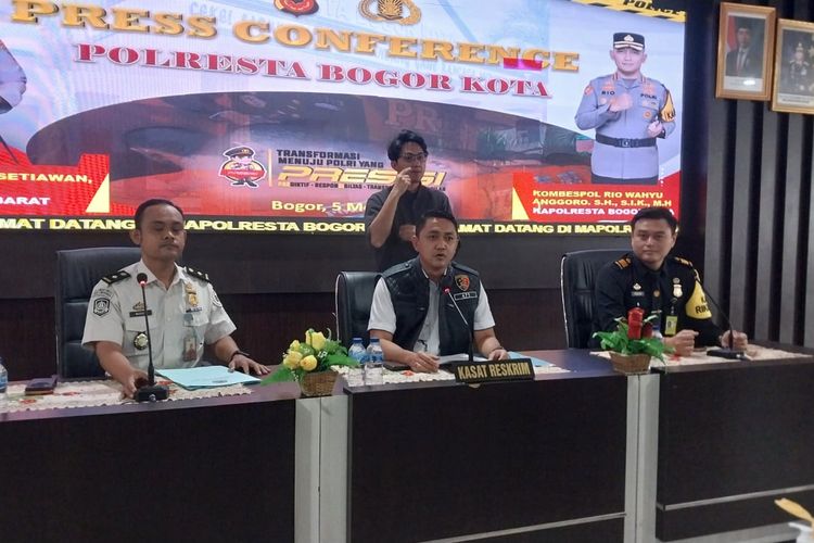 Pakai Topeng Lionel Messi, 3 WN China Bobol Rumah Warga di Bogor
