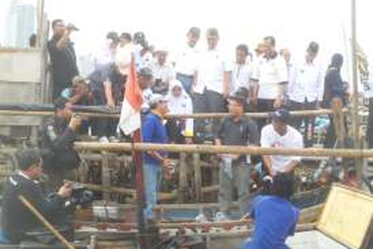 Para petinggi Partai Keadilan Sejahtera (PKS) menyambangi perkampungan nelayan Blok Empang di Muara Angke, Jakarta Utara, Sabtu (23/4/2016) pagi. Mereka yang tampak datang diantaranya presiden partai Sohibul Imam, Ketua BPN DPP PKS Ledia Hanifa, serta anggota DPRD DKI dari Fraksi PKS, seperti Triwisaksana.