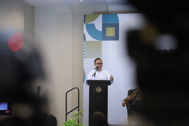 Menteri PANRB Abdullah Azwar Anas menyampaikan sambutan dalam kegiatan Konferensi Ilmu Sosial dan Politik di Jakarta, Selasa (14/3/2023).