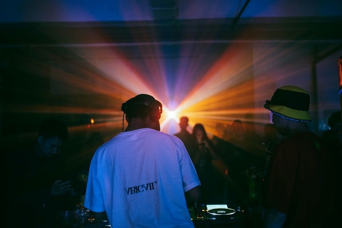 Di basement hotel, de Braga by Artotel menawarkan hiburan dengan pengalaman unik, yaitu penampilan berbagai band indie serta DJ lokal dan internasional dengan dekorasi dan pencahayaan menarik.