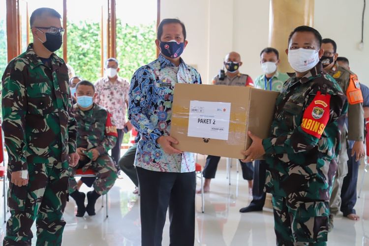Tiga kelurahan di Kecamatan Tanjung Priok, Jakarta Utara menerima 200 paket obat-obatan untuk pasien Covid-19 yang sedang menjalani isolasi mandiri di rumah.