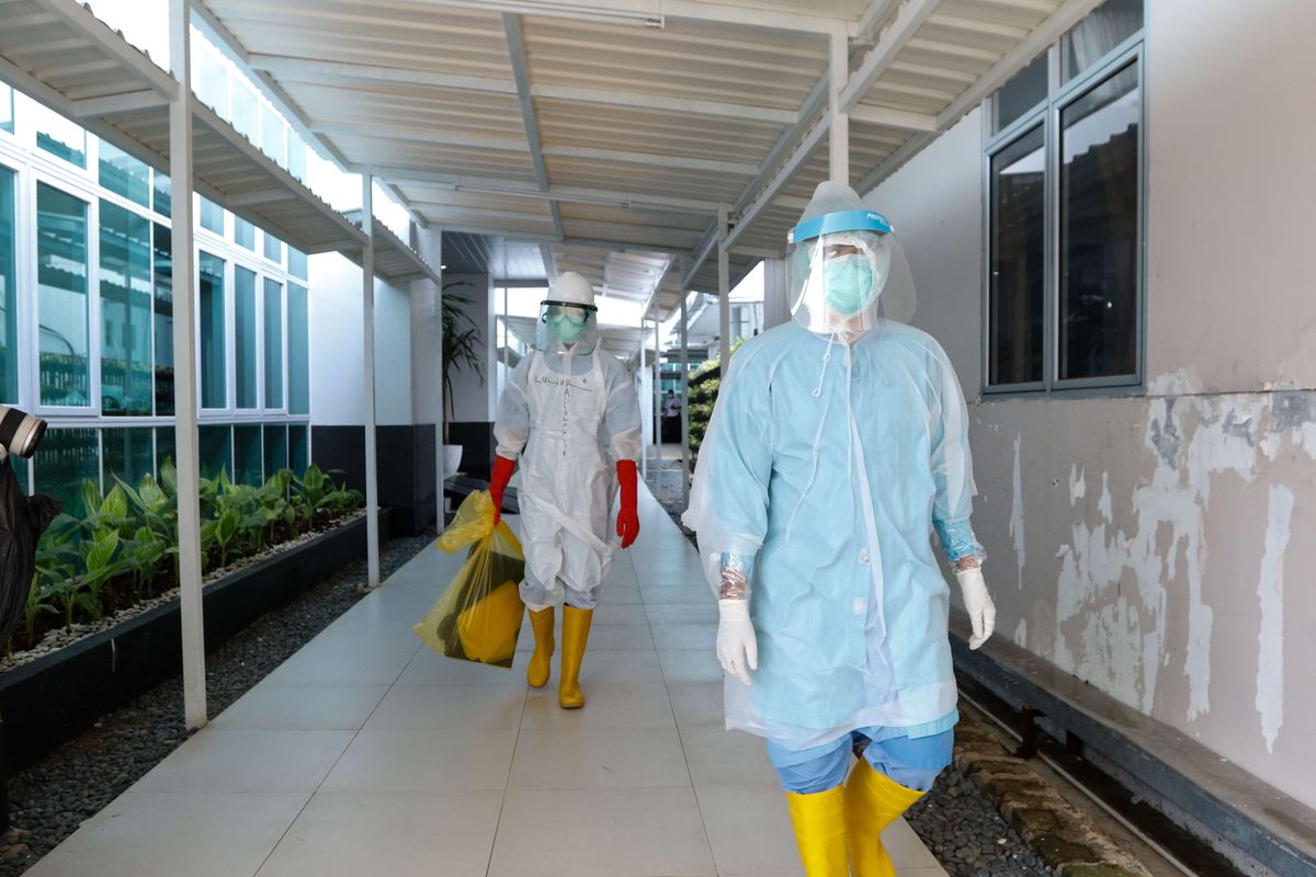 Perawatan di ruang isolasi pasien Covid-19 di RSUD Kota Bogor, Kamis (23/4/2020). Rumah Sakit Umum Daerah (RSUD) Kota Bogor membatasi layanan kesehatan setelah 51 tenaga medisnya terindikasi reaktif Covid-19. Layanan yang tetap beroperasi adalah unit kegawatdaruratan, cuci darah, kanker, dan layanan penyakit kronis.