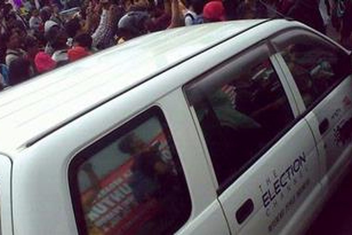 Sejumlah mahasiswa yang mengatasnamakan diri Badan Eksekutif Mahasiswa (BEM) Nusantara sempat menutup jalan di depan gedung DPR, Jalan Gatot Subroto, Jakarta. Mahasiswa yang berjumlah sekitar 100 orang ini juga sempat menghadang sebuah mobil Metro TV.