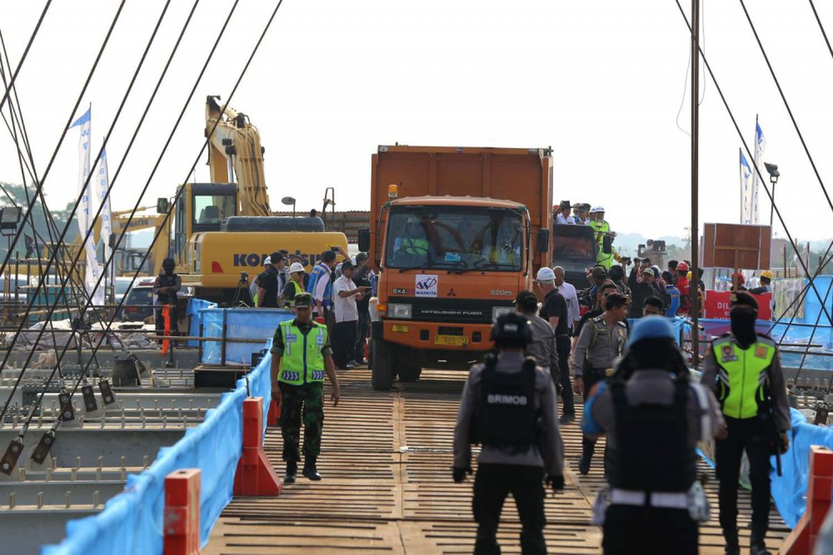 Truk penanda diresmikannya Jembatan Kalikuto melintas di ruas tol fungsional Batang-Semarang, Jawa Tengah, Rabu (13/6/2018). Menteri Pekerjaan Umum dan Perumahan Rakyat (PUPR) Basuki Hadimuljono meresmikan jembatan tersebut untuk dilalui kendaraan pemudik menuju ke Semarang, Solo, Surabaya dan sekitarnya tanpa keluar di exit Gringsing.