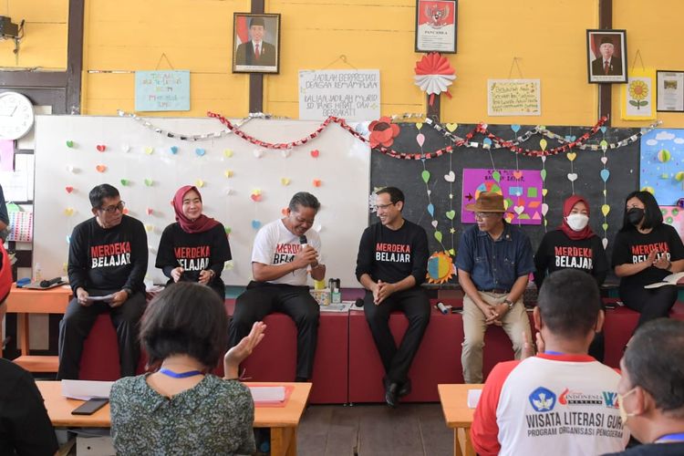 Mendikbud Ristek Nadiem Makarim berdiskusi dengan para Guru Penggerak, Calon Guru Penggerak, dan Pengajar Praktik se-Kabupaten Sanggau, Kalimantan Barat, pada Selasa (26/10/2022)..