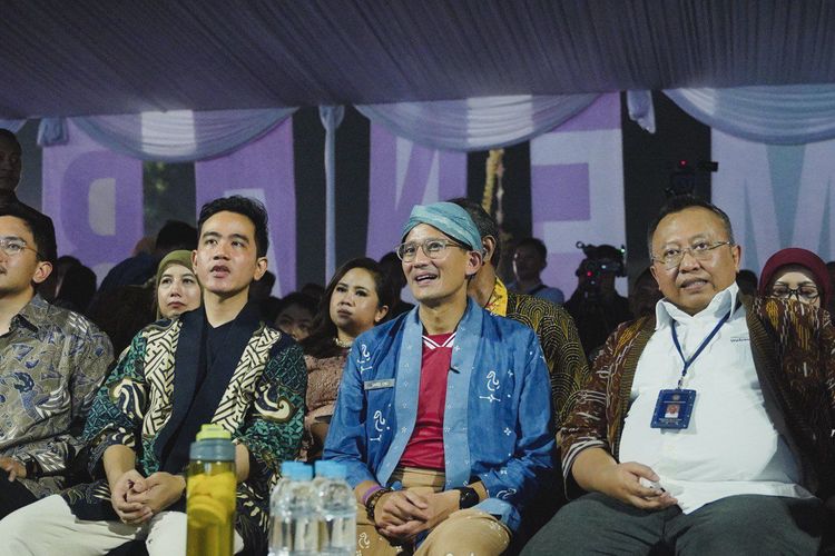 Menteri Pariwisata dan Ekonomi Kreatif Sandiaga Uno (tengah) saat berada di Balai Kota Surakarta, Solo, Jawa Tengah bersama Wali Kota Solo Gibran Rakabuming Raka, Senin (29/4/2024).